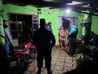 Los intervinientes con la motocicleta incautada durante el procedimiento.