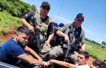 Tres de los detenidos en la camioneta del Grupo Especial de Operaciones (GEO).