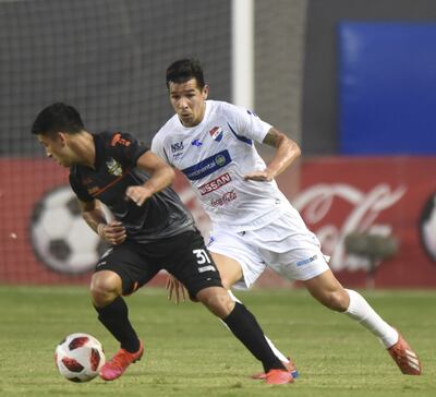 David Josué Valenzuela se hace con la pelota ante la presión de “Topo” Cáceres, uno de los que reaparecieron.
