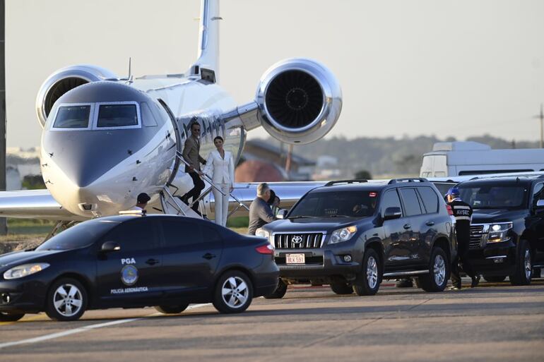 Nadia Ferreira y Marc Anthony descienden del Magnus procedente de Miami. Ambos se cambiaron de ropa antes de descender de la aeronave. El de chaquea color crema y ella de punta en blanco en un dos piezas combinado con un par de zapatos al tono. Coleta baja y maquilaje sencillo para ser recibida en el aeropuerto por un convoy de camionetas y un automóvil de la Policía Aeronáutica.
