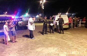 El cuerpo de Víctor Sandoval, un hombre de 81 años fue hallado flotando en la laguna Punta Porã. Los bomberos extrajeron el cadáver del agua y el forense consideró que se trataba de un ahogamiento.