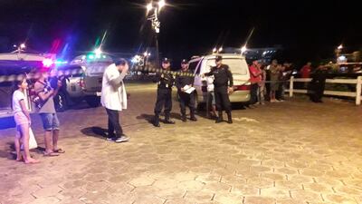 El cuerpo de Víctor Sandoval, un hombre de 81 años fue hallado flotando en la laguna Punta Porã. Los bomberos extrajeron el cadáver del agua y el forense consideró que se trataba de un ahogamiento.