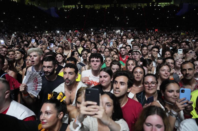Asistentes al concierto de la cantante Rosalía, en el marco de su gira Motomami World Tour, esta noche en el Palau Sant Jordi de Barcelona.