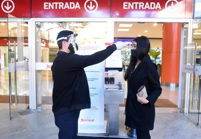 Para ingresar a los shoppings, todos los concurrentes se someten a la toma de temperatura.