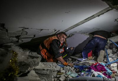 Rescatistas buscan sobrevivientes entre los escombros de un edificio destruido por un bombardeo israelí, este domingo en la Ciudad de Gaza.
