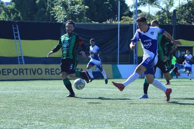 El atacante de Oriental, Néstor Rotela, ensaya el disparo ante la presencia del zaguero Jorge Cañete, capitán de Pinozá (Foto: APF)
