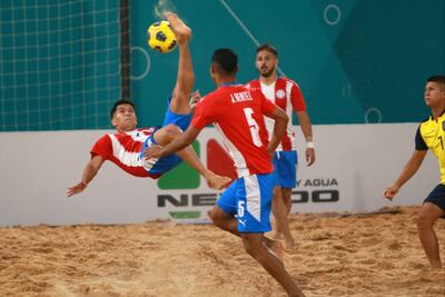 Milciades Medina ensaya una chilena en el encuentro frente a Ecuador anoche en el COP. @lospynandipy