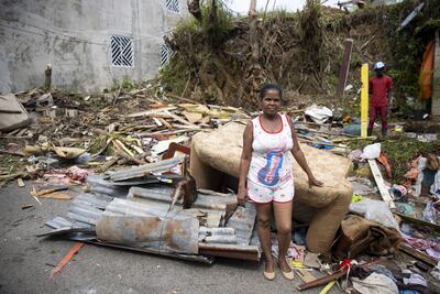 La ciudadana Belkis permanece parada junto a los restos de su casa, que resultó completamente destruida tras el paso del huracán Fiona en República Dominicana.