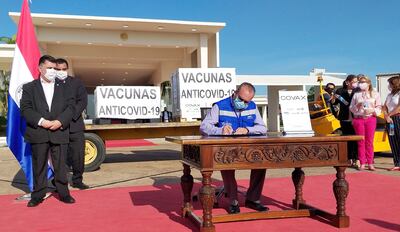 El principal cuestionamiento contra Escoto (c) fue su inacción para agilizar la llegada de más dosis.