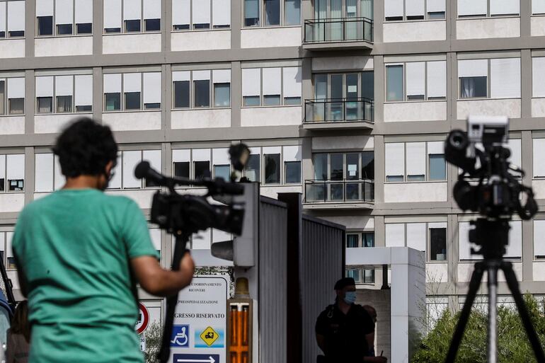 Reporteros fuera del hospital Gemelli de Roma, Italia, donde será operado el papa.
