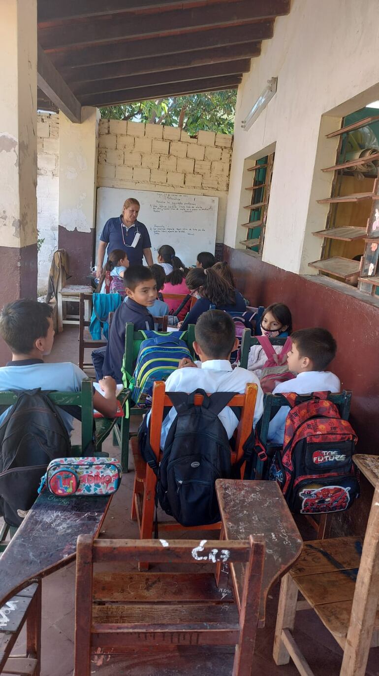 Alumnos del turno mañana dan clases en el único corredor que no sufrió daño