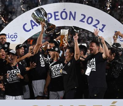 Los jugadores de Olimpia festejan la coronación en la primera edición de la Supercopa Paraguay.