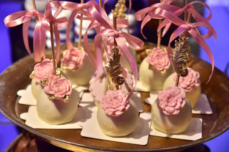 La mesa de dulces, golosinas y chocolates fue preparada por La Oma. 