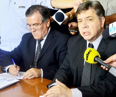 Marco Alcaraz, fiscal adjunto de la Unidad Especializada, junto al fiscal Ysaac Ferreira, durante una conferencia de prensa.