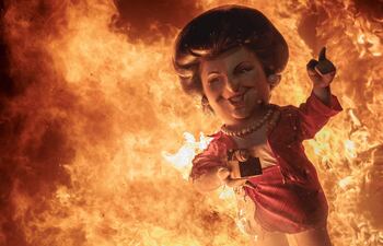Las Fallas de València, las primeras "normales" desde antes de la pandemia, ponen el broche final con la tradicional Cremà de sus 786 monumentos, entre grandes e infantiles, y rematan así un programa de actos festivos que han estado condicionados por el mal tiempo y una borrasca que las ha convertido en las más lluviosas desde 1938. En la imagen Un ninot caracterizado de la exalcaldesa de València, Rita Barberà, durante la cremà de la falla infantil municipal. EFE/Biel Aliño