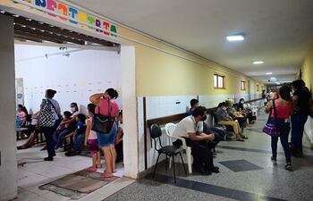 Área pediátrica del Hospital Distrital de Ñemby. El Ministerio de Salud emitió una guía para que los padres puedan decidir cuándo llevar a sus hijos a un hospital.