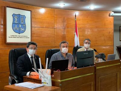 En el medio, el presidente de la Junta, Humberto Blasco (PLRA), que debe hacer respetar el reglamento asegurándose de que las sesiones sean públicas, pero no lo hizo.