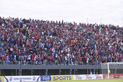 El sector de Gradería Norte del Defensores del Chaco “pintado” de azulgrana y donde el festejo fue completó en el superclásico de anoche con la goleada de Cerro Porteño frente a Olimpia, 4-0.