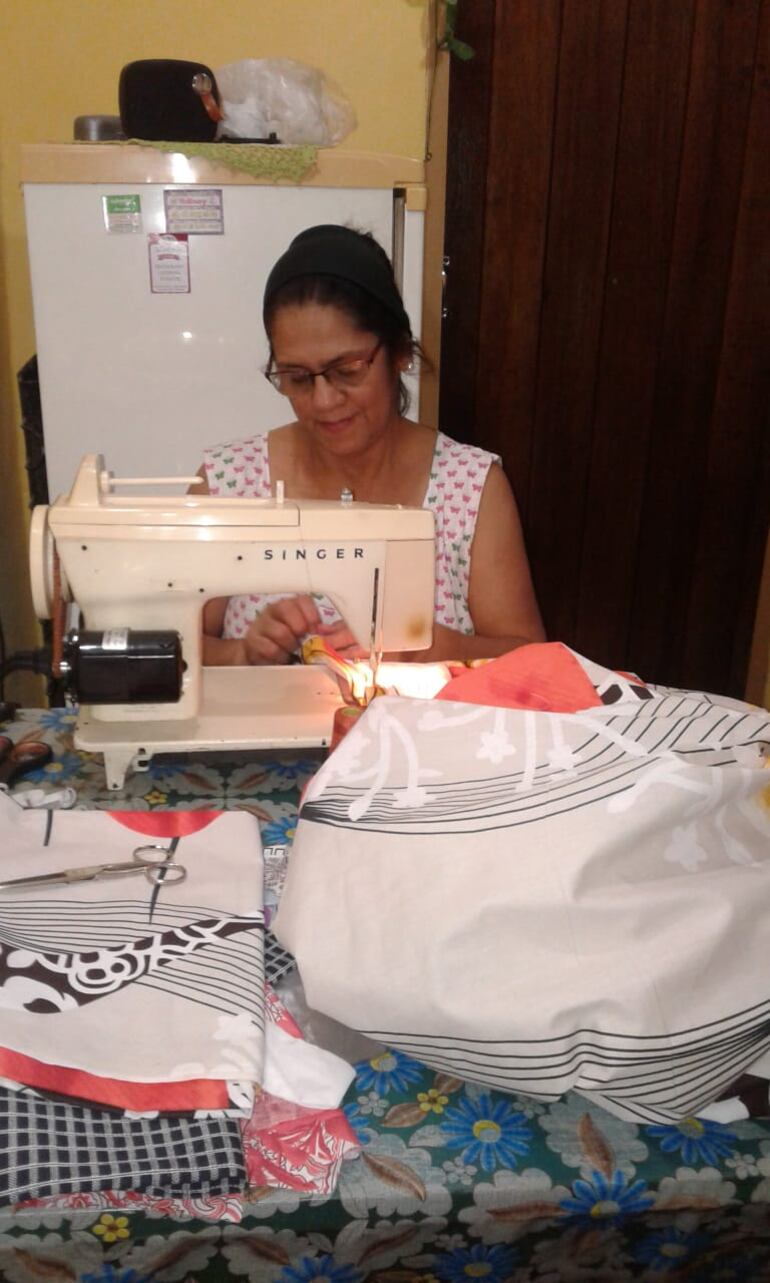 Margarita Navarro cose sin parar sus sábanas para somier.