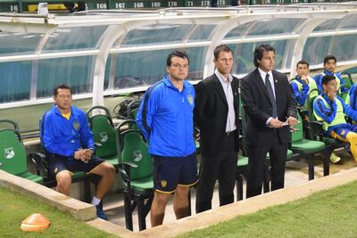 Héctor Schonhauser (centro) dirigió al primer equipo y las categorías formativas del Sportivo Luqueño.