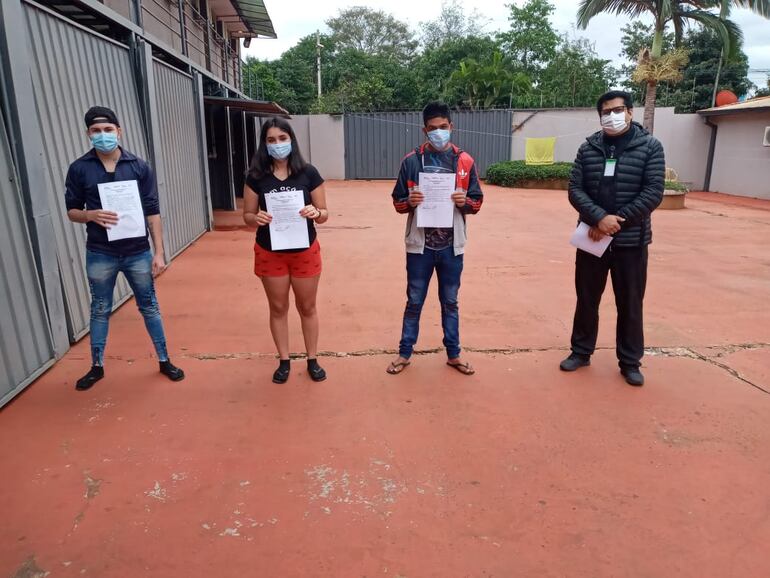 Los tres paraguayos recibieron su certificado de alta de aislamiento antes de retornar a su hogar.