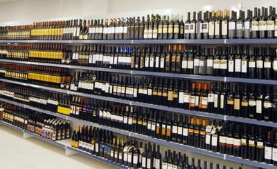 Los negocios formales cumplen la restricción del horario de expendio, pero la venta furtiva es muy grande, denuncian.