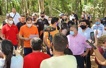 El intendente de Ciudad del Este, Miguel Prieto con vecinos del lugar.