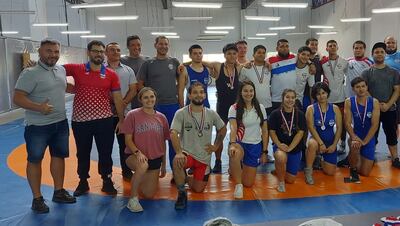Los atletas de lucha que cerraron exitoso campeonato nacional en el Comité Olímpico Paraguayo.