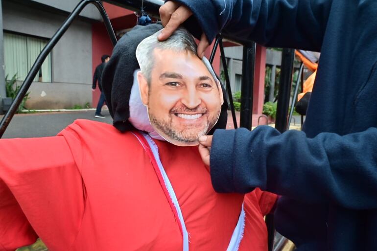 El presidente de la República, Mario Abdo Benítez, fue uno de los Judas Kai, colocados frente a la Fiscalía General el mes pasado.