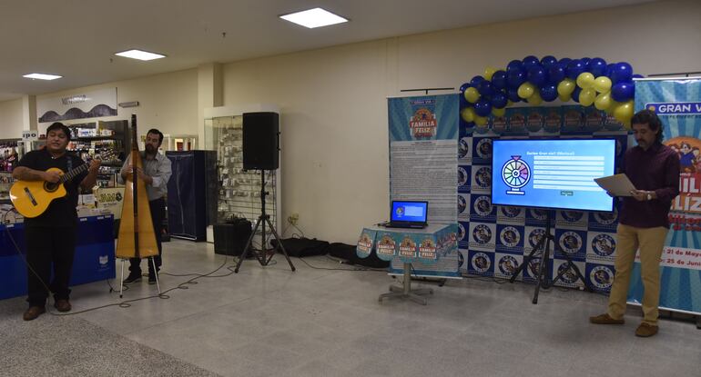 El sorteo de 50 vales de compra se realizó el pasado viernes, en la sucursal de Avda. Mcal. López casi Madame Lynch.