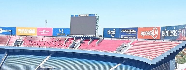 Cerro Porteño retirando las butacas de la Gradería Novena Alta.