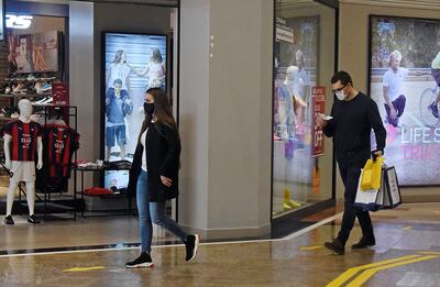 El uso de tapabocas es obligatorio para ingresar a los centros comerciales y locales, además del lavado de manos, aplicación de alcohol en gel y la toma de temperatura. También se recomienda respetar la distancia entre las personas en los espacios públicos.