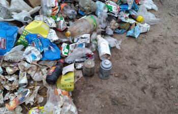 Desconocidos arrojan basura en un camino vecinal de Filadelfia.