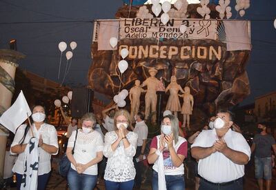 Las hijas del exvicepresidente Óscar Denis encabezan una multitudinaria manifestación en Concepción pidiendo la libertad de los secuestrados. Anoche se venció el supuesto “ultimátum” del grupo criminal y se espera que no cumpla su atroz amenaza. La solidaridad es generalizada, de todos los sectores, incluida la izquierda.
