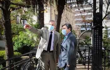 Los cancilleres Felipe Solá y Euclides Acevedo, dialogando tras reunión hoy en la Argentina.