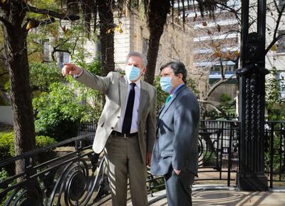 Los cancilleres Felipe Solá y Euclides Acevedo, dialogando tras reunión hoy en la Argentina.