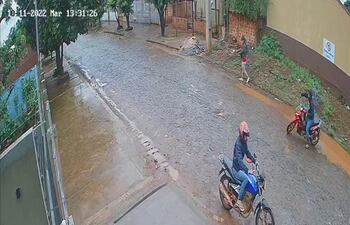 Los delincuentes cuando se disponían a huir con la motocicleta de la víctima.