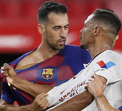 El brasileño Diego Carlos  y Sergi Busquets ponen a prueba la resistencia de sus indumentarias.(EFE)