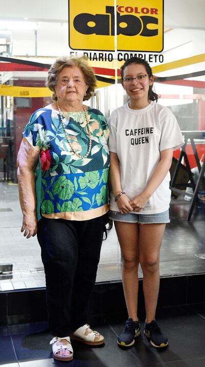 La Prof. Rosa Mereles junto a una alumna.
