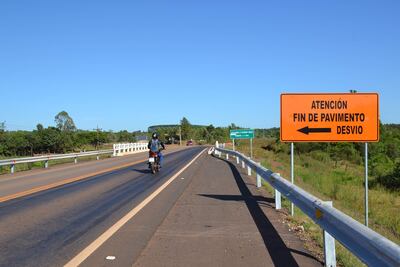 Muy corta la distancia entre el cartel que anuncia el fin del pavimento y la terminación del asfalto.