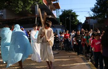 La escenificación del Vía Crucis a cargo de niños y adolescentes, con la participación de los miembros de la comunidad del Salesianito..