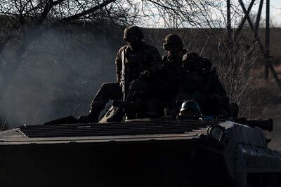Soldados ucrnaianos sobre un vehículo cerca de Bajmut, en la región ucraniana de Donetsk.