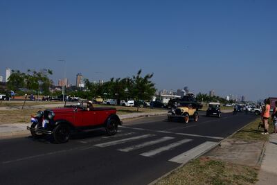 Un maravilloso despliegue de autos antiguos y clásicos se pudo apreciar ayer en la Costanera de Asunción.