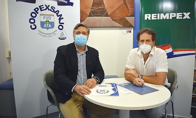 Enrique García de Zúñiga y Rodrigo Fiore durante la firma del convenio.