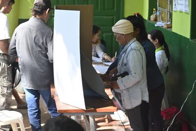 Denuncian que personas "acompañan" a votantes para votar. Colegio electoral Routeforth, de Villa Hayes.