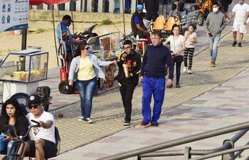 Como si no existiera el covid-19, decenas de personas fueron ayer a pasear en familia a la Costanera sin utilizar tapabocas.