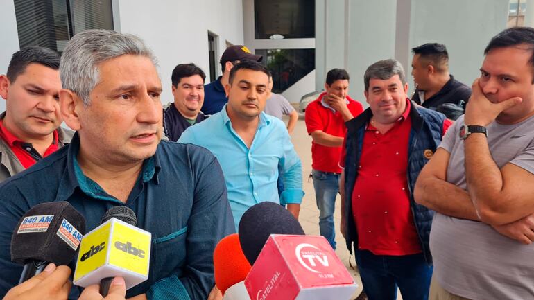 El gobernador suspendido Juan Carlos Vera (izquierda), argumentando los motivos de su renuncia, la cual retiró nuevamente poco después. Lo observan de fondo su contrincante colorado, diputado Éver Noguera (ANR, oficialista) y su aliado, también diputado Fernando Ortellado (ANR, HC).