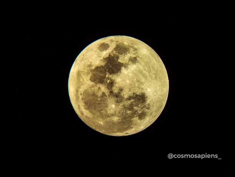 Una fotografía de la luna llena.
Gentileza de CosmoSapiens.