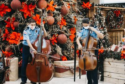 Integrantes de la Banda de Músicos de la Policía Nacional durante el "flashmob" realizado en un shopping.