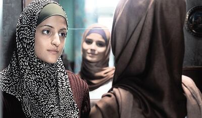 En “Solo una mujer”, una joven alemana desafía las tradiciones de su familia, buscando una vida libre e independiente.